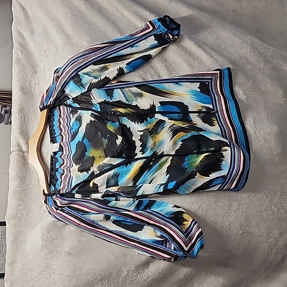 3/4 sleeved sheer Cache top. Xs